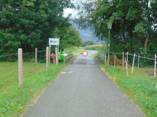Das Fahrverbot über die Autobahnbrücke in Richtung Götzis ist nach wie vor in Kraft. Foto: mima