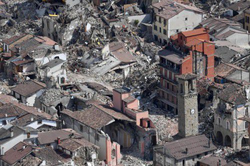 Das historische Zentrum von Amatrice ist völlig zerstört. Bei dem schweren Erdbeben kamen in dem Ort 230 Menschen ums Leben. Foto: AP
