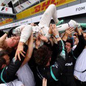Hamilton pennt, Rosberg siegt
