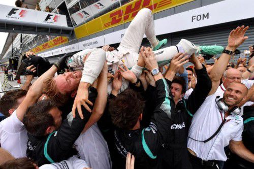 Das Team von Monza-Sieger Nico Rosberg trug seinen Helden nach dem zweiten Sieg in Folge auf den Händen. Foto: AFP