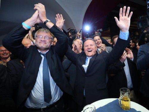Der AfD-Parteichef Jörg Meuthen (l.) und sein Berliner Spitzenkandidat Georg Pazderskif schafften es auf ein zweistelliges Ergebnis.  DPA