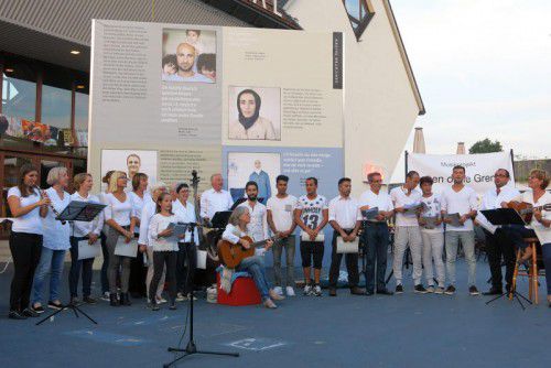 Der Chor „Singen ohne Grenzen“ sorgte für eine stimmige Umrahmung der Ausstellungseröffnung. Foto: gemeinde