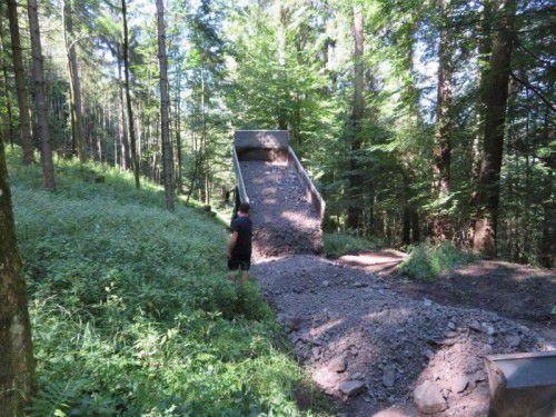 Der Forstweg in Lorüns wurde frisch aufgeschüttet.