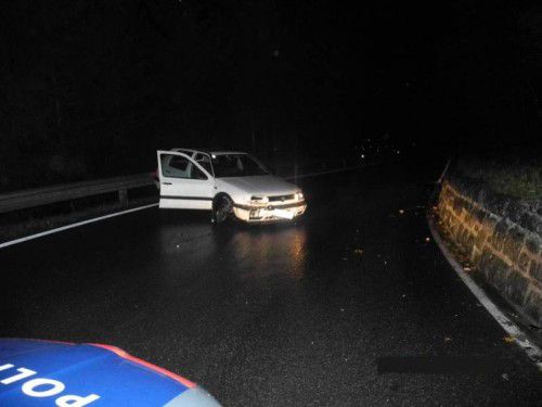 Der Pkw wurde auf die Straße zurückgeschleudert. Foto: Polizei