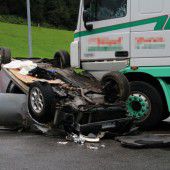 Zu schnell: Mit Pkw gegen Lkw geschlittert