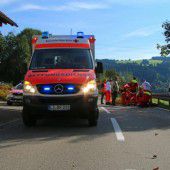 Biker prallt gegen Pkw