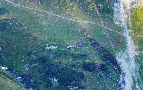 Die Einsatzkräfte bei der Absturzstelle im Steißbachtal bei St. Anton. Für den Piloten kam jede Hilfe zu spät. Foto: APA
