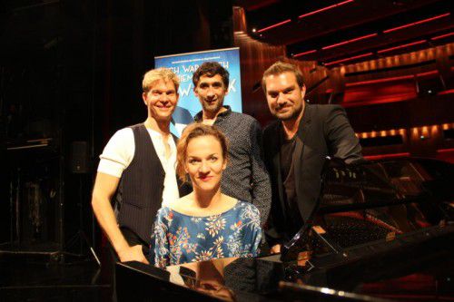 Die Hauptdarsteller von „Ich war noch niemals in New York“ gaben vorab eine Kostprobe des Repertoires. Sarah Schütz als Lisa, v. l. Uli Scherbel (Fred), Gianni Meurer (Costa) und Karim Khawatmi als Axel. VN/bem