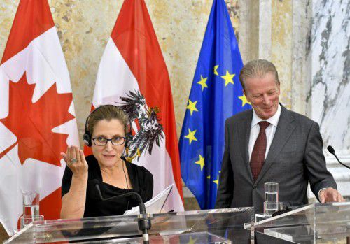 Die kanadische Handelsministerin Freeland mit Vizekanzler Mitterlehner: Sie hoffen auf einen Abschluss von Ceta. Foto: APA
