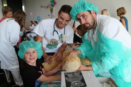 Die Kinder konnten die Behandlung ihrer Kuscheltiere genau mitverfolgen.  Fotos: etu