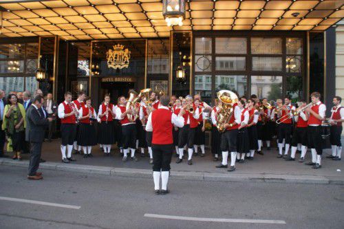 Die Musikkapelle Egg-Großdorf spielte anlässlich der Verleihung vor dem Hotel Bristol in Wien auf.