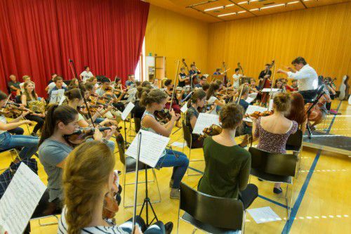 Die von Christoph Eberle gegründete Quarta 4 Länder Jugendphilharmonie probt in Bizau für die ersten Auftritte. Fotos: VN/Paulitsch