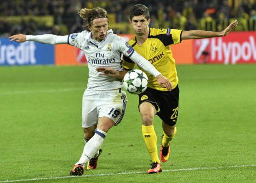 Dortmunds Jungstars wie Christian Pulisic (r.) verkauften sich im Spitzenspiel der Champions League gegen Luka Modric und seine Kollegen von Real Madrid teuer und holten ein 2:2. ap