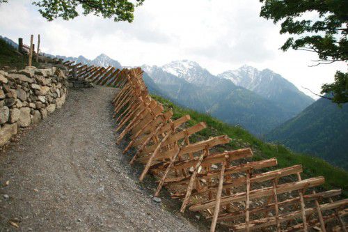 Ein Höhepunkt: Die geführte Wanderung mit Thomas Gamon entlang des restaurierten historischen Alp- bzw. Saumwegs. Foto: BDA