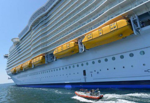 Ein Rettungsboot mit fünf Personen an Bord habe sich offenbar bei einer Sicherheitsübung gelöst. Foto: AFP