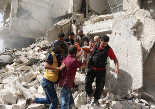 Ein Verletzter wird aus einem zerstörten Gebäude in Aleppo gerettet. Neue Luftschläge haben die Millionenstadt getroffen. Foto: AFP