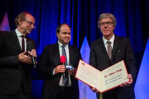 Einer der Höhepunkte: Herausgeber Eugen A. Russ und VN-Chefredakteur Gerold Riedmann (l.) übergeben den Russ-Preis an Primar Albert Lingg.