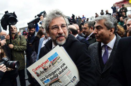Ex-Chefredakteur Can Dündar (l.) und der Leiter des Hauptstadtbüros, Erdem Gül, standen bereits im Mai vor Gericht. Foto: AFP