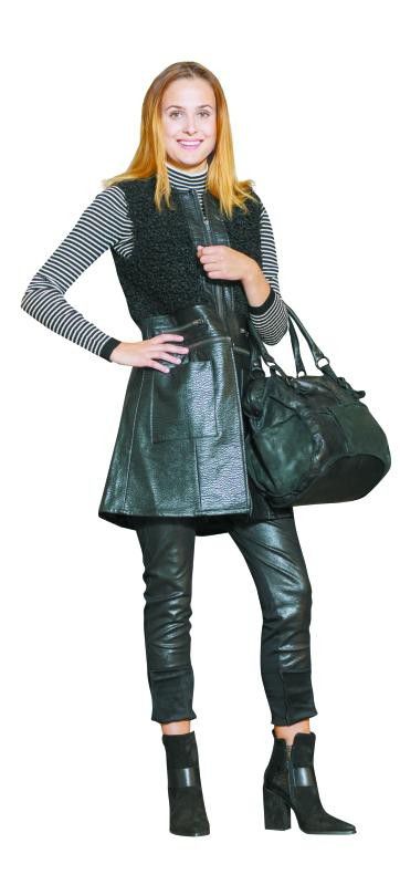 Extravagant: Lisa in einem Outfit von Alton in Feldkirch: Rolli 109,95 €, Hose 99 €, Longweste abzippbar 199 €, Stiefelette 219 € und Tasche 329,90 €.
              Foto: VN/steurer