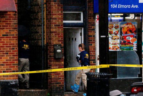 FBI-Beamte durchsuchen im Zusammenhang mit den Ermittlungen ein Haus in Elizabeth (New Jersey). Foto: reuters