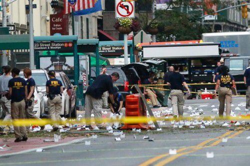 FBI-Mitarbeiter untersuchen den Tatort im New Yorker Szeneviertel Chelsea. Bei der Detonation einer Bombe wurden 29 Menschen verletzt. Foto: AFP