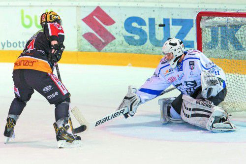 Feldkirch-Stürmer Smail Samardzic wird von Cortina-Torhüter Martino Valle DaRin gestoppt – die VEU benötigte beim 4:2-Sieg 46 Torschüsse. Foto: stiplovsek