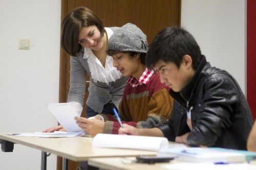 Flüchtlinge beim Unterricht in der Caritas Feldkirch. Nun sollen sie auch in ihrem Verhalten in der neuen Umgebung geschult werden. Foto: Vn