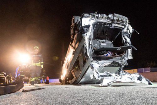 Fünf Fahrzeuge waren in den Unfall involviert. Eine 16-jährige Oberösterreicherin ist dabei ums Leben gekommen. Foto: APA