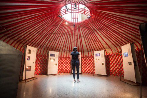 Für die Ausstellung wurde im Vorarlberg Museum eine Jurte errichtet. Foto: VN/Steurer