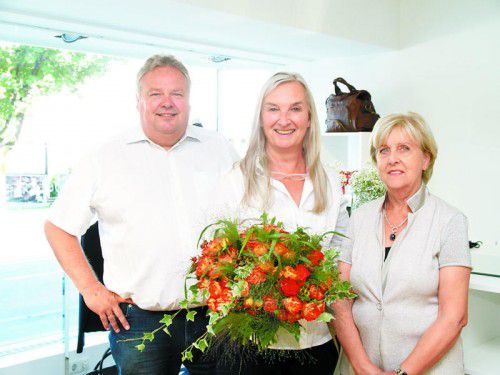 Geschäftsinhaberin Margit Stocker (Mitte) mit Bürgermeister Karl Wutschitz und Margit Fleisch (die herbstzeitlosen). Fotos: sie