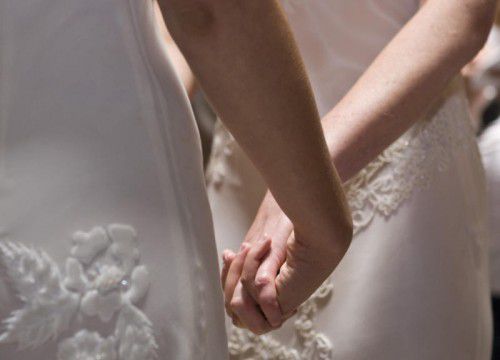 Gleichgeschlechtliche Paare dürfen in Österreich nicht heiraten. Statt zum Standesamt müssen sie zur Bezirkshauptmannschaft. APD