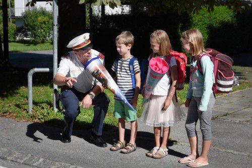 Auch die Polizei übt mit Kindern den sicheren Schulweg.