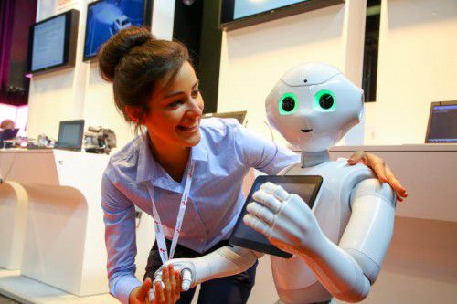 Guten Tag, Zukunft. Auf dem LED-Symposium in Bregenz wird Theresa-Anna Luger vom Roboter begrüßt. Foto: VN/Hofmeister