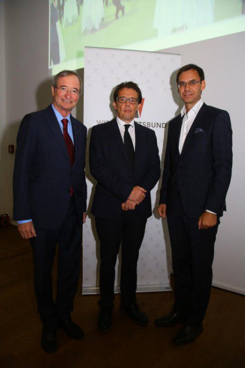 Hans-Peter Metzler (m.), Gratulanten WKÖ-Chef Christoph Leitl (l.) und LH Markus Wallner: „Stärkeres Verständnis für Wirtschaft.“  VN/HB