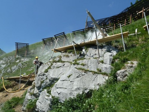 Harte Bedingungen bei Arbeiten im Hochgebirge: Wildbachverbauer errichten Lawinenschutzbauten. Foto: Wildbach