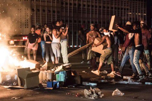 Heftige Proteste nach tödlichen Schüssen auf einen Schwarzen. Die Polizei setzte Tränengas ein, um die Demonstranten auseinanderzutreiben.