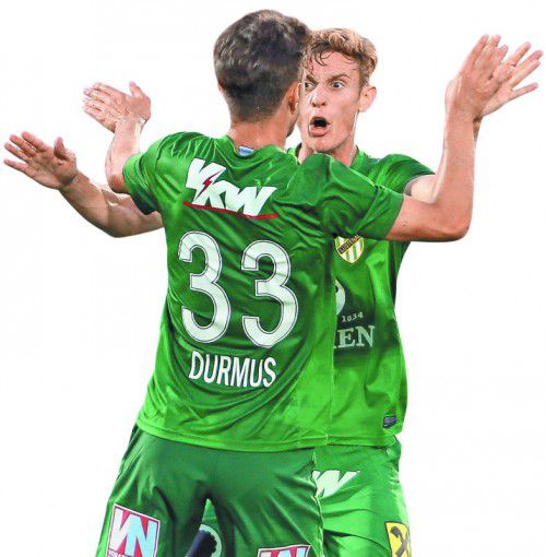 Ilkay Durmus bejubelt seinen Treffer mit Teamkollege Marco Stark.  Foto: gepa