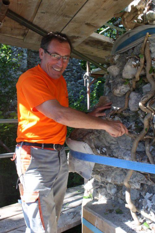 In den kommenden Wochen arbeit Otto Summer auf der Ruine Blumenegg in Thüringerberg. Foto: doh