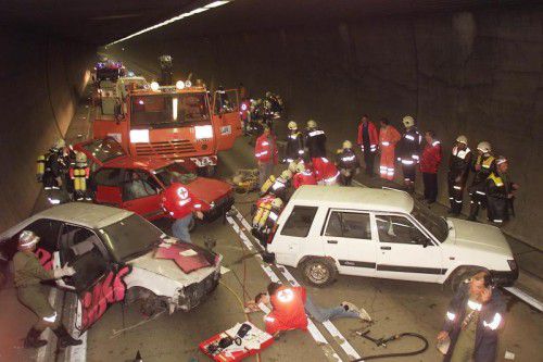 In der Nacht auf Donnerstag wird von Einsatzkräften ein Verkehrsunfall im Arlbergtunnel simuliert. Foto: VN