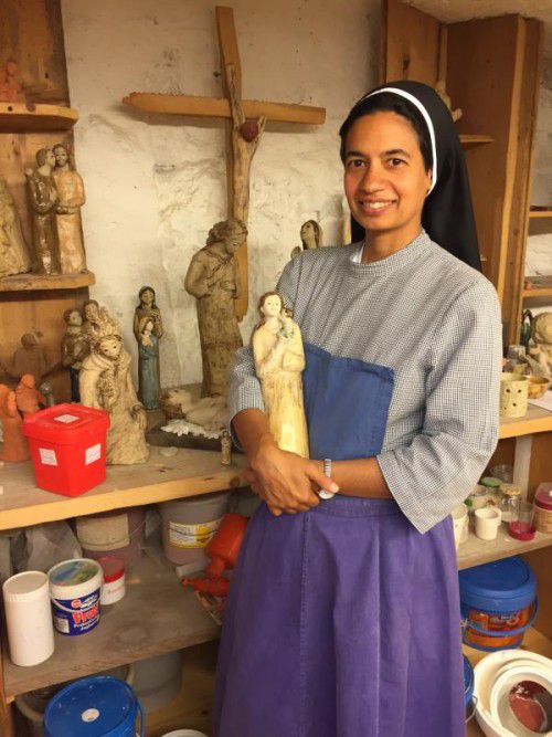 In der Töpferwerkstatt verbringt Sr. Maria viele Stunden. Hier entstehen Heiligenfiguren wie die Muttergottes, die sie im Arm hält. Foto: Kuster