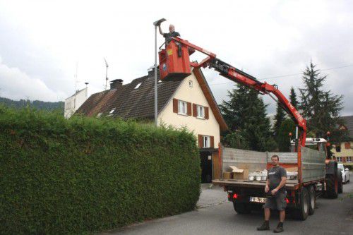 In Lochau werden die alten Leuchten durch LED-Lampen ersetzt.