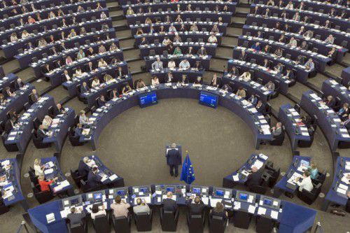 Jean-Claude Juncker (M.) appelliert in seiner Rede zur Lage der EU an die Solidarität der Mitgliedstaaten. afp