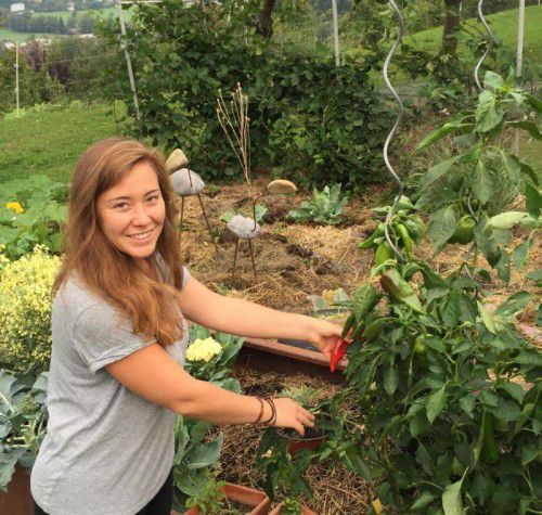 Jessica Hotz im Garten des Hofs, auf dem sich glückliche Yaks, Strauße, Puten, Hühner und Schweine tummeln.