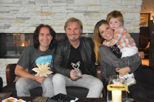 Joe Fritsche übergab Nik P. den „Award für Menschlichkeit“. Ehefrau Gaby und Sohn Janik Noel waren dabei.