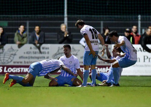 Jubel beim Tabellendritten der Regionalliga Ost. Die Wiener überraschten den Cashpoint SCR Altach mit einem klaren 3:0-Erfolg. Foto: gepa