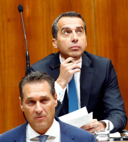 Kanzler Kern hört Strache (FPÖ) im Nationalrat zu. Foto: Reuters