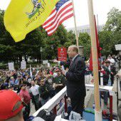 Toter gewinnt Vorwahl und Clinton ist gesund