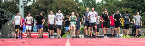 Lauftrainer Markus Zwetti (weißes Leibchen) demonstriert den Mädchen und Burschen der HTL Bregenz die richtige Lauftechnik. Foto: steurer