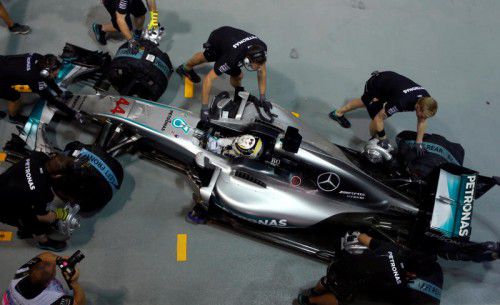 Lewis Hamilton verbrachte in der zweiten Trainingsession viel Zeit in der Box. Foto: reuters