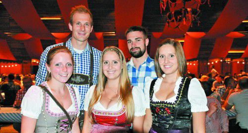 Lisa-Maria Moser, Sarah und Jennifer Schneider (vorne v.l.), Marcel Mennel und Martin Bischof (hinten v.l.) genossen den Abend. Fotos: akp